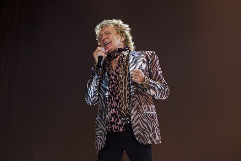 VIDEO | Rod Stewart îşi apără sprijinul pentru Ucraina după ce a fost huiduit la un concert în Germania: Putin trebuie să fie oprit