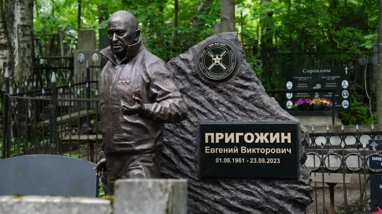 O statuie a lui Prigojin, fostul lider al grupului paramilitar Wagner, a fost dezvelită la mormântul său din Sankt Petersburg