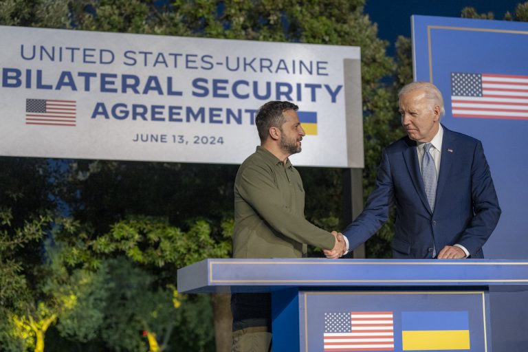 Zelenski: Ucraina şi SUA au semnat cel mai puternic acord de la independenţa statului nostru / Ce prevede acordul
