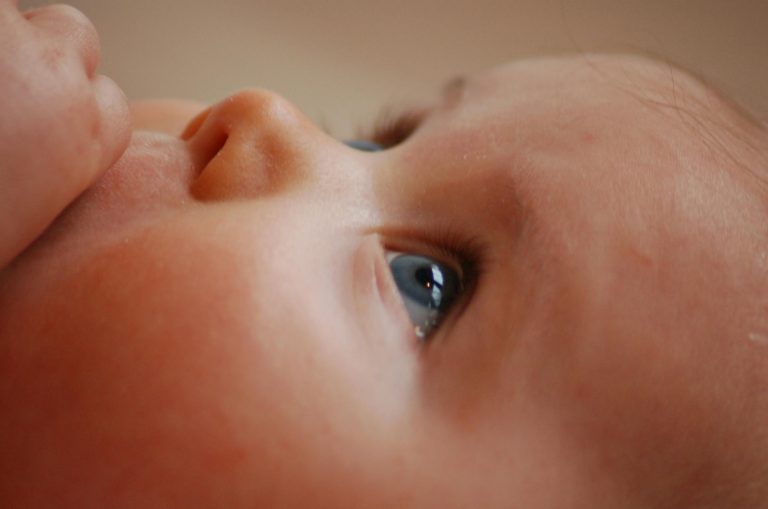 Un prim copil nevaccinat moare de rujeolă în SUA, într-o epidemie în Texas. Peste 120 de cazuri în Texas, zece în New Mexico