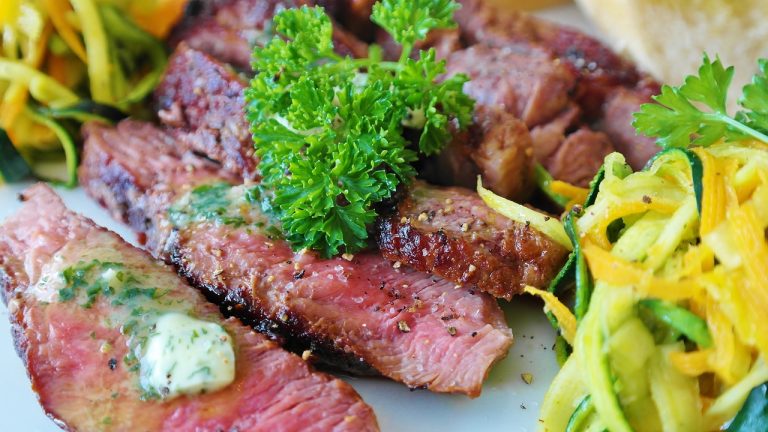 Argentinienii, obligați să mănânce mai puţină carne de vită din cauza inflației și a recesiunii