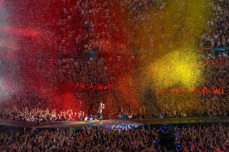 În negare. Românii spun că nu rasismul a fost motivul pentru care artistul rom a fost huiduit la concertul Coldplay
