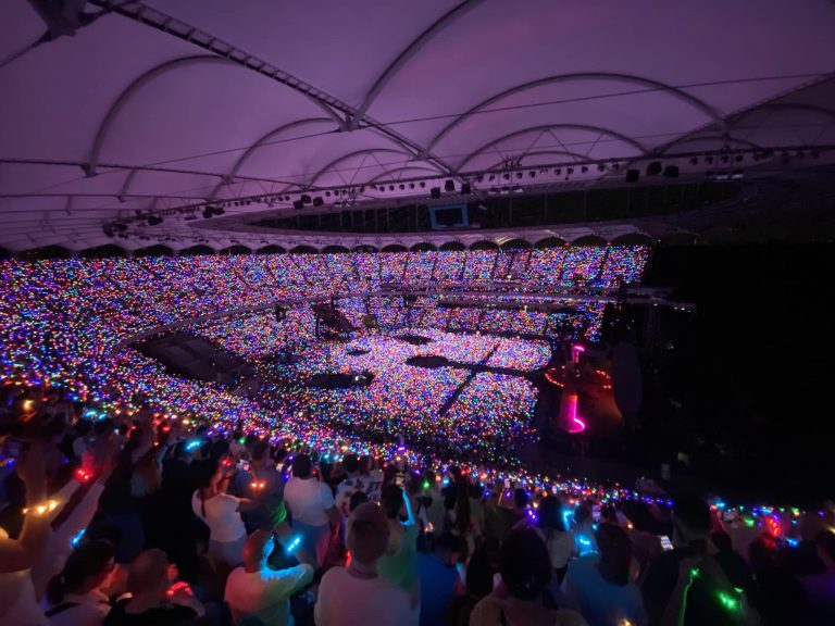 Reacții după maneaua cântată la concertul Coldplay: „Îmi pare rău că odată cu fluierăturile a fugit bucuria” / „România e străbătută de un rasism profund”