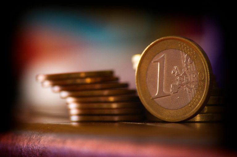 Alegerile din Franţa pun presiune pe euro şi pe pieţele financiare – analiză