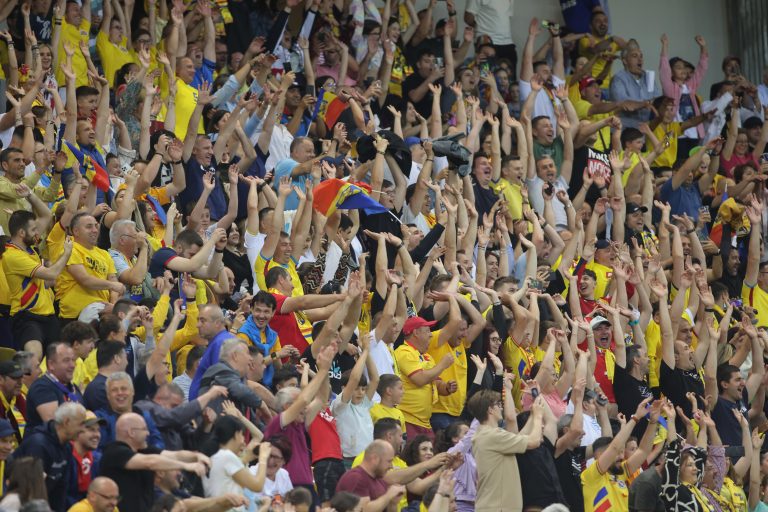 UEFA a sancţionat FRF după meciul României cu Lituania / Acuzațiile: „Transmiterea unui mesaj nepotrivit pentru un eveniment sportiv şi comportamentul rasist al suporterilor”