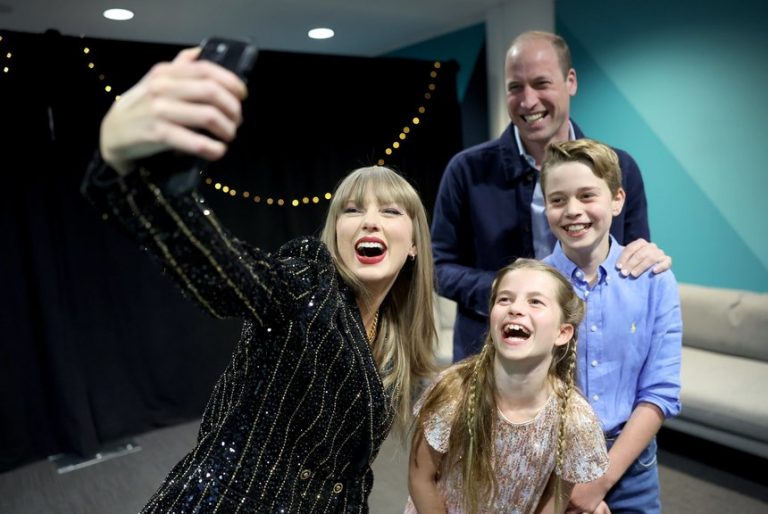 Taylor Swift, selfie regal cu prinţul William, prinţul George şi prinţesa Charlotte în turneul artistei la Londra