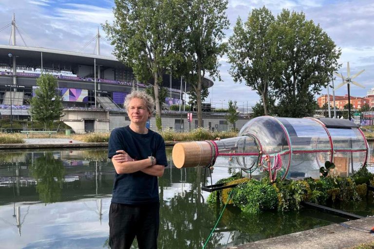 VIDEO | Artistul francez Abraham Poincheval va locui timp de zece zile în interiorul unei sticle uriaşe pe Canalul Saint-Denis, în faţa Stade de France