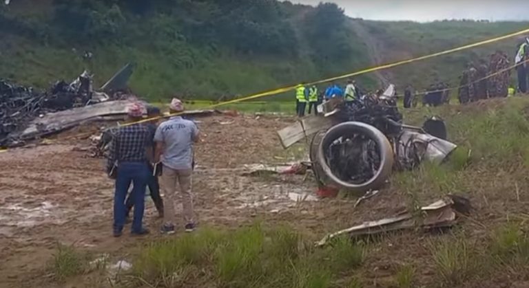 VIDEO | Un avion s-a prăbuşit la decolare în Nepal, în Kathmandu. Pilotul, singurul supravieţuitor din 19 persoane