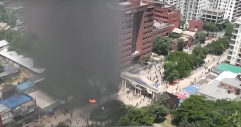 VIDEO | Incendiu la sediul televiziunii publice din Bangladesh, ”multe persoane prinse în interior”