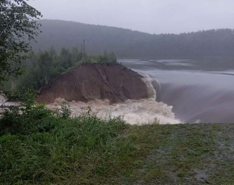 Ploile abundente au provocat ruperea unui baraj în centrul Rusiei
