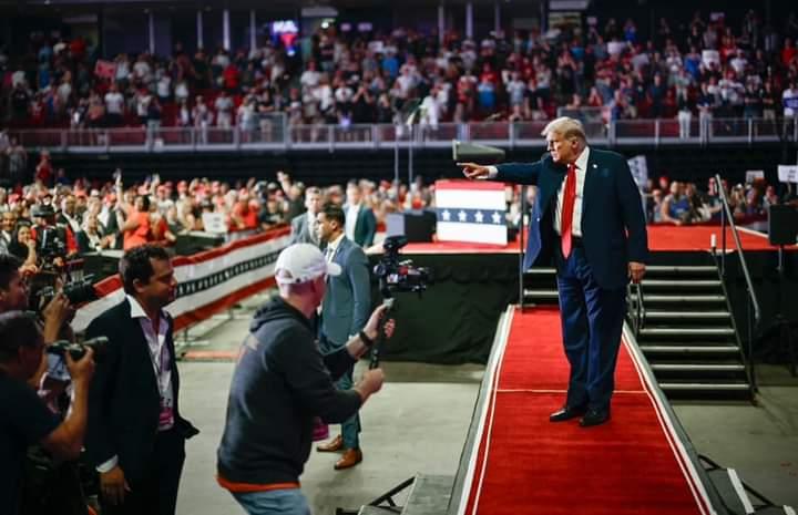 Trump a dat rapid cele două semnale-mamut. Nu e clar ce mai așteaptă Biden și democrații