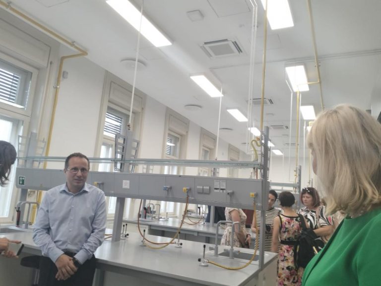 Investiții în cercetarea farmaceutică românească. Universitatea de Medicină și Farmacie din Cluj-Napoca a inaugurat Centrul de Cercetare pentru Dezvoltarea Medicamentului