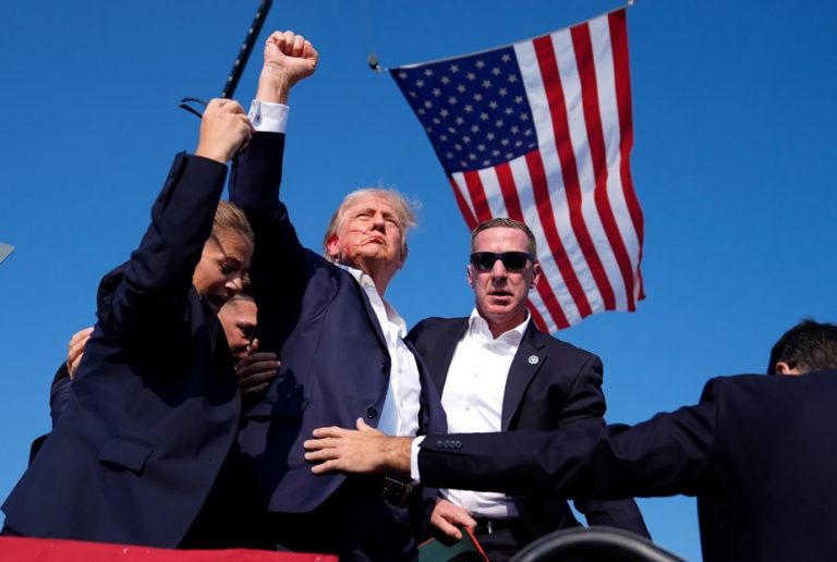 VIDEO | Casa Albă a înlocuit portretul lui Obama cu cel al lui Trump ridicând victorios pumnul după tentativa de asasinat