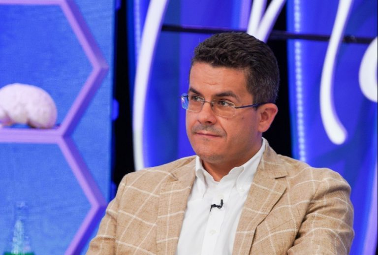 Medicul Mihai Eftimie de la Spitalul Fundeni, acuzat că a ameninţat în trafic un şofer cu pistolul și că a încercat să fugă de poliţişti. În autoturismul medicului au fost găsite două pistoale airsoft şi o macetă