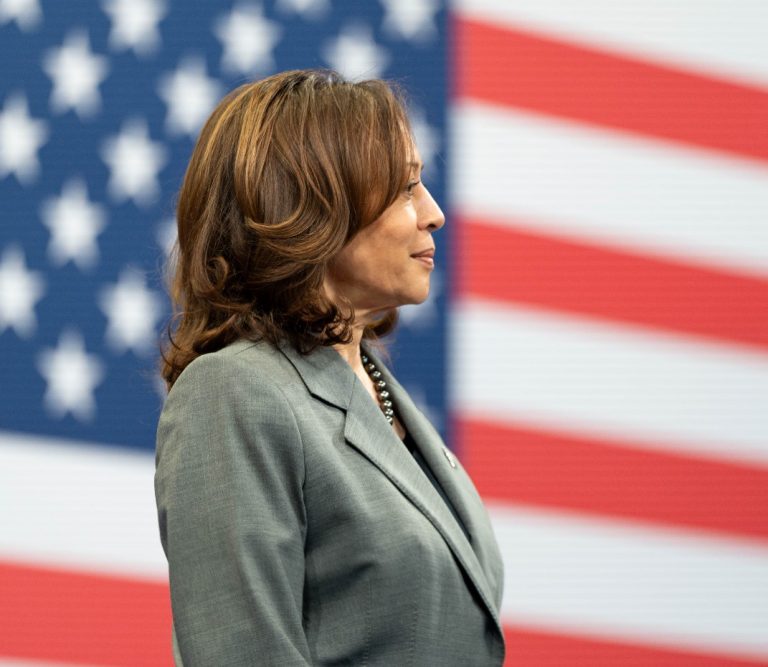 Republicanii își adaptează atacurile pentru noul lor inamic, Kamala Harris