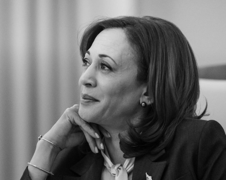 Kamala Harris nu are carismă și nici timp. Dar nu e exclus să îl învingă pe Trump