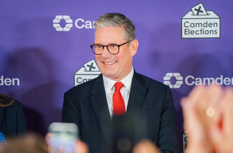 Confruntat cu criticile, guvernul premierului britanic Keir Starmer renunță să amâne o serie de alegeri locale