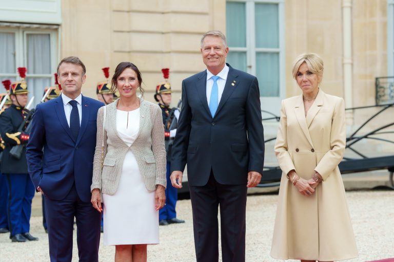 FOTO / VIDEO | Klaus Iohannis, la recepţia pentru şefii de stat şi de guvern găzduită de preşedintele Emmanuel Macron / Preşedintele este împreună cu soţia sa, Carmen