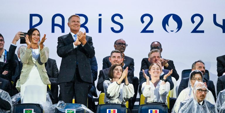Preşedintele Iohannis a stat lângă Maia Sandu la ceremonia de deschidere a JO
