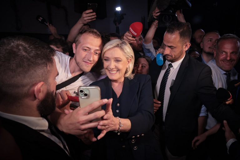 POLITICO: Ce înseamnă rezultatele alegerilor din Franţa pentru Le Pen, Macron şi Mélenchon