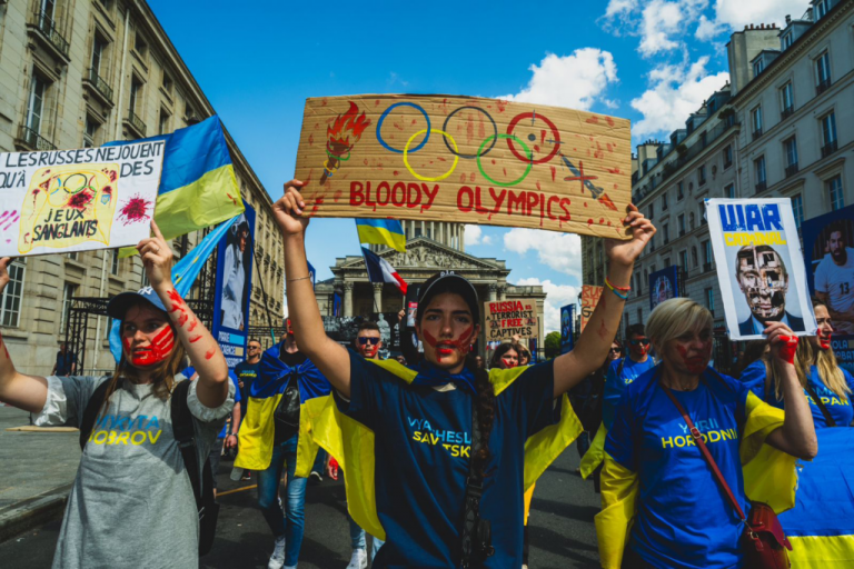 Marş la Paris în semn de omagiu pentru sportivii ucraineni ucişi de la începutul invaziei ruse
