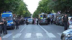 Polițist atacat cu cutitul pe Champs Elysees