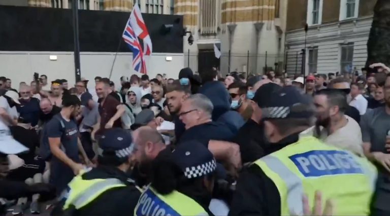 VIDEO | Ciocniri cu poliţia în faţa Downing Street, după protestele antiimigraţie din Southport