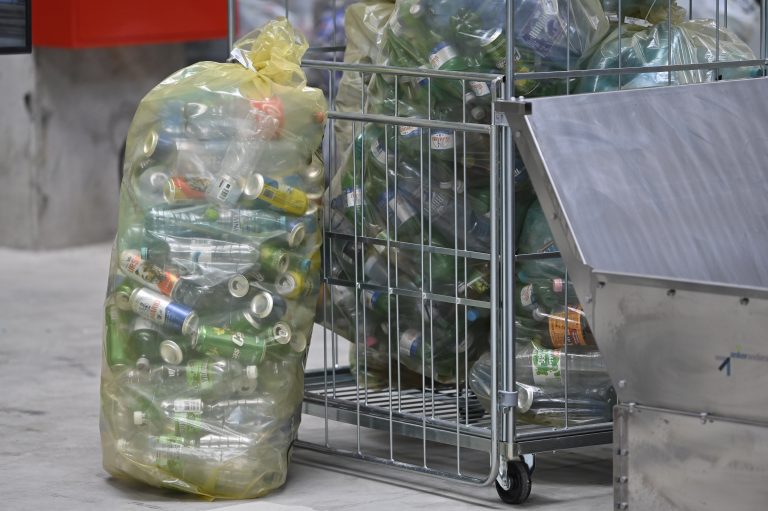 Fechet: Aproape 6.000 de români pun o pâine pe masă datorită sistemului de garanţie-returnare. Caută sticle prin oraş, prin coşuri stradale / E greșit să-i amendezi