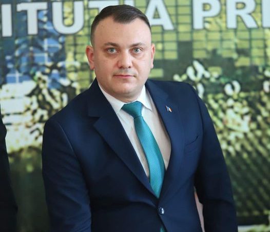 Subprefectul de Călăraşi a demisionat din funcţie după publicarea unor fotografii în care apare în ipostaze indecente
