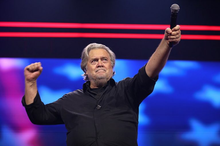 Steve Bannon, fost consilier al lui Trump, pledează vinovat pentru fraudă fiscală și evită închisoarea