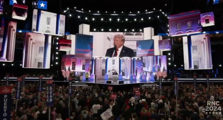 VIDEO | Trump a acceptat oficial nominalizarea republicană pentru funcţia de preşedinte al Statelor Unite: Nu ar fi trebuit să fiu aici în seara asta