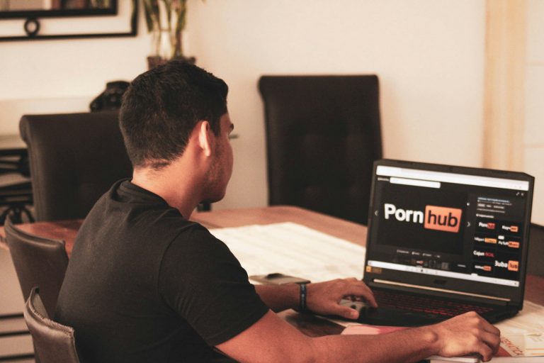 Cum ar putea războiul american împotriva pornografiei să schimbe modul în care folosim internetul