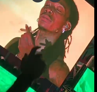 Rapperul Wiz Khalifa, condamnat la închisoare cu executare după ce a fumat o ţigară cu cannabis pe scena festivalului Beach Please de la Costineşti