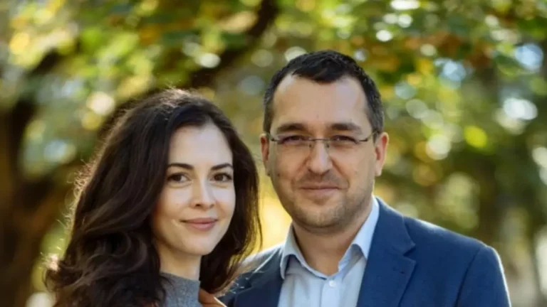 Partenera lui Vlad Voiculescu îl acuză că are un cont secret pe Tinder și anunță că se desparte de el / „Nu am înșelat-o niciodată pe mama copilului meu”, spune europarlamentarul