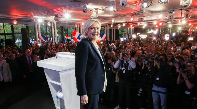 Extrema dreaptă a lui Le Pen pare pregătită să domine parlamentul francez. Chiar și fără majoritate