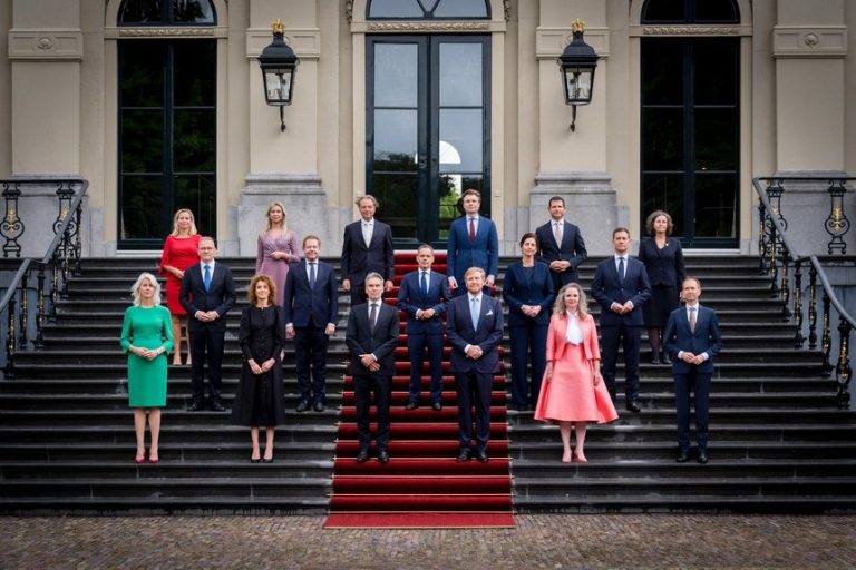 Reuters: Mark Rutte nu mai este premier. Noul guvern olandez, condus de fostul şef al spionajului Dick Schoof, a depus jurământul