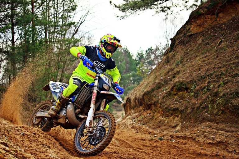 Cum să-ți pregătești motocicleta pentru drumuri off-road în pădure