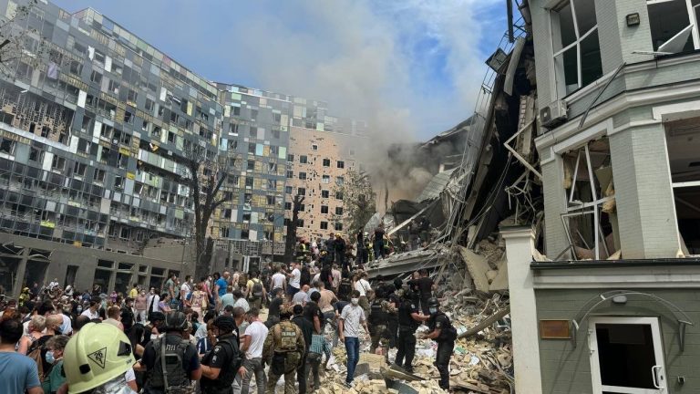 VIDEO | Un spital de copii din Kiev a fost lovit de rachete rusești. Victime prinse sub dărâmături / Cel puţin 20 de morţi şi zeci de răniţi