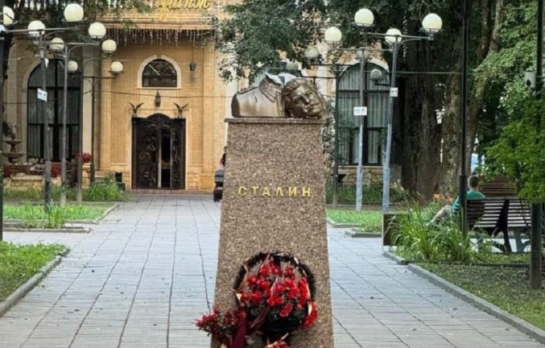 VIDEO | Un necunoscut a decapitat cu barosul un bust al lui Stalin, în apropiere de Moscova