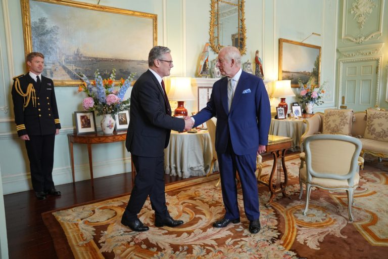 Poliţia britanică este pregătită pentru noi revolte. Precizările regelui Charles și premierului Starmer