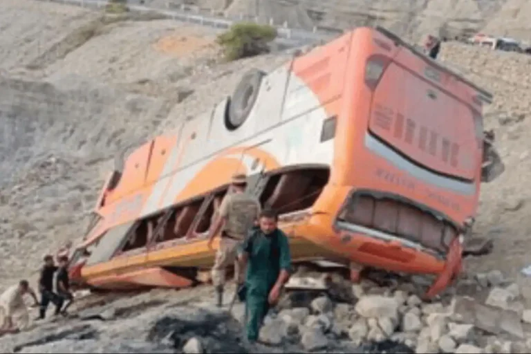 VIDEO | Pakistan: 34 de persoane au murit în două accidente cu autobuze