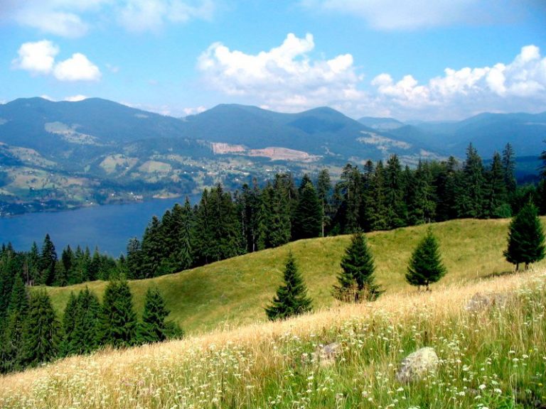O staţiune turistică celebră din România, fără apă potabilă până vineri, din cauza secetei