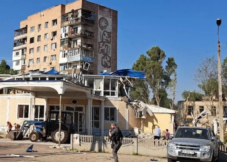 Reuters anunţă că are un jurnalist dispărut şi doi răniţi în Ucraina, după ce un hotel din Kramatorsk a fost lovit
