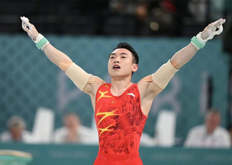 JO 2024 | Gimnastul chinez Jingyuan Zou, medalie de aur la paralele