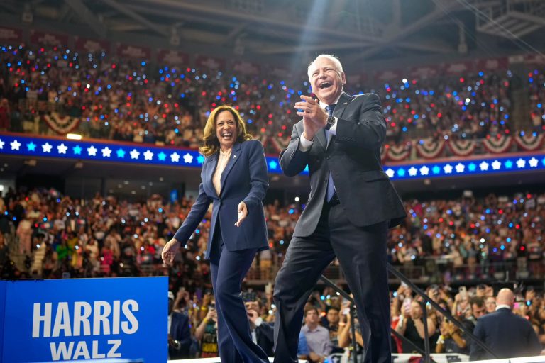 BIOGRAFIE | Cine este Tim Walz, fostul antrenor de fotbal şi profesor pe care Kamala Harris l-a ales să-i fie vicepreşedinte