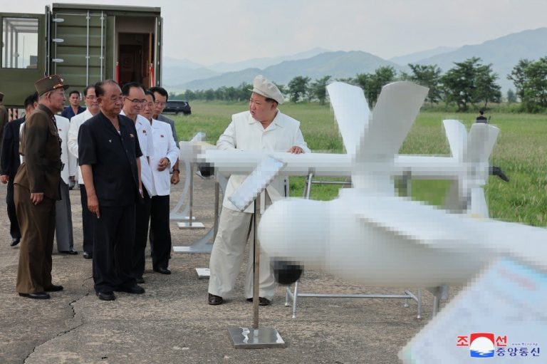 Coreea de Nord: Kim Jong Un a supervizat testarea unui lansator de rachete îmbunătăţit