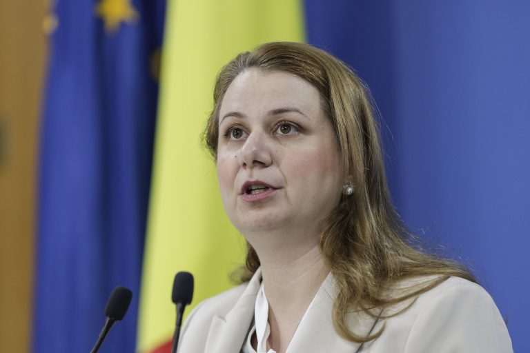 Ministerul Educației: Elevii performanți, din ciclul preuniversitar, vor putea promova doi ani de studii într-unul singur
