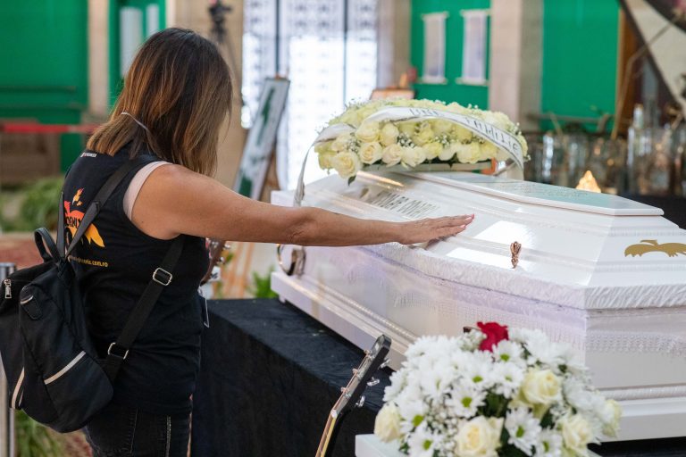 Trupul neînsufleţit al lui Nicu Covaci a fost depus, în sicriu alb, în holul Filarmonicii din Timişoara