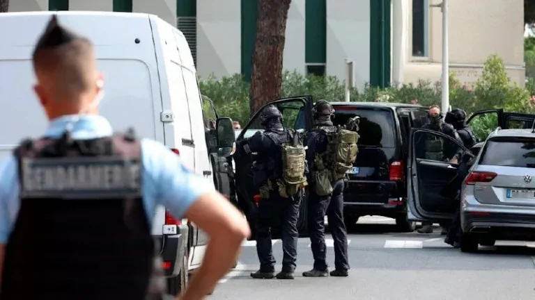 Suspectul pentru atacul din faţa unei sinagogi este un algerian aflat legal în Franţa