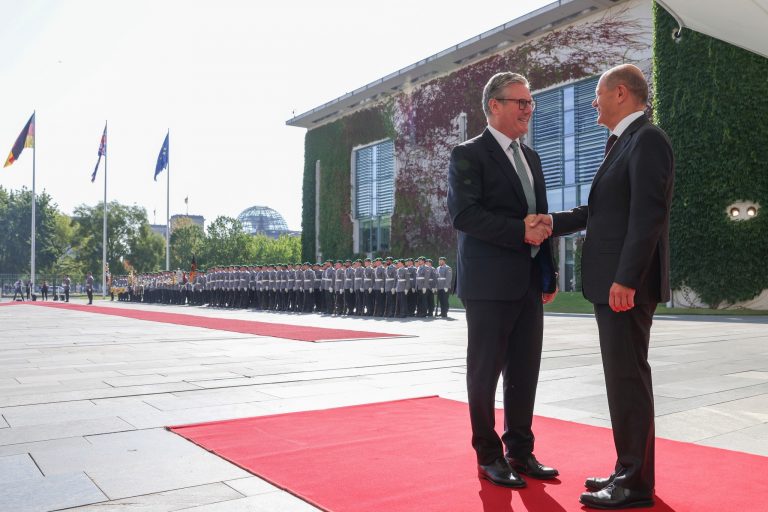 AFP: Scholz şi Starmer anunţă un tratat bilateral inedit care vizează „redefinirea” relaţiilor între Germania şi Marea Britanie după Brexit